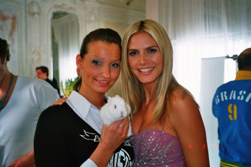Kaninchen Douglas mit Heidi Klum bei Dreharbeiten zu einem Werbespot für Douglas, weitere Rollen für das Kaninchen Douglas ergaben sich bei der Serie 