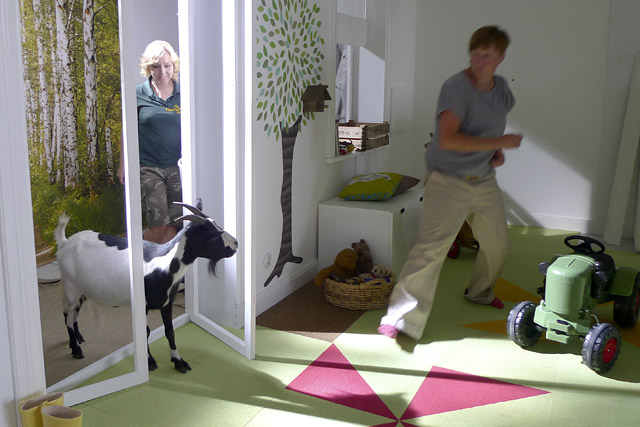 Die Ziege Uschi steht regelmäßig für Musikvideos, Filmproduktionen und Fotoshootings vor der Kamera. Das Bild zeigt Uschi mit Trainerinnen beim Fotoshooting.